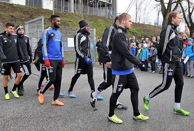 
                <strong>Der HSV ist wieder da</strong><br>
                Vor rund 300 Fans nahm der Hamburger SV den Trainingsbetrieb wieder auf. Mit dabei waren auch wieder Nationaltorhüter Rene Adler und Dennis Diekmeier, die zuletzt verletzungsbedingt pausieren mussten
              