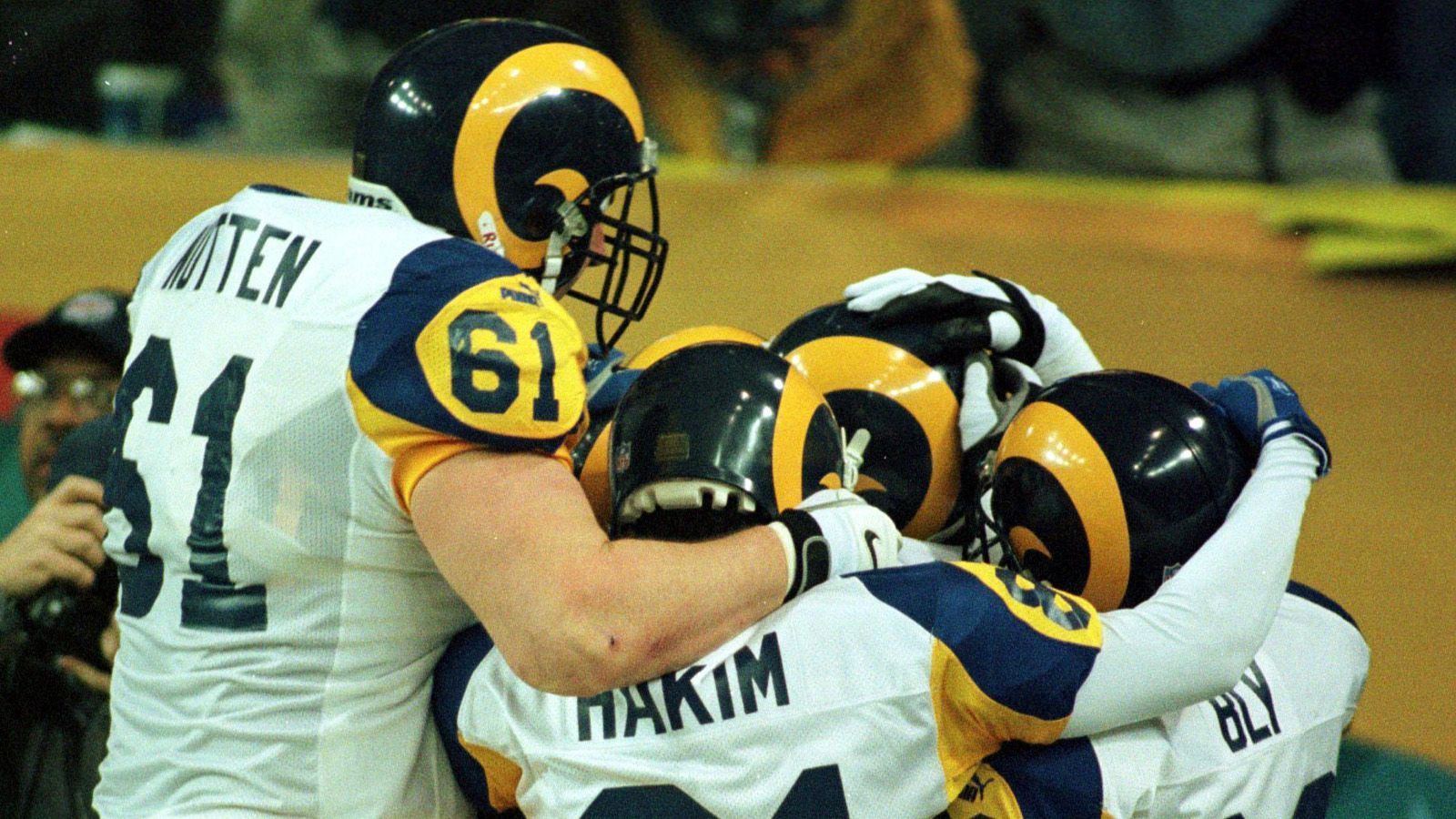 
                <strong>Zweites Mal Atlanta, zweiter Super-Bowl-Sieg?</strong><br>
                30. Januar 2000, Atlanta. Isaac Bruce macht den spielentscheidenden Touchdown für die Rams (damals St. Louis Rams) im Georgia Dome! Die Rams gewinnen den Super Bowl XXXIV. Bis heute ist es der einzige Super-Bowl-Titel der Franchise. Im kommenden Endspiel spielen die Rams nicht im Georgia Dome sondern im brandneuen futuristischen Mercedes-Benz Stadium.
              