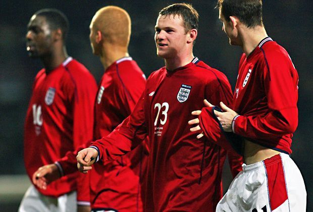
                <strong>2003</strong><br>
                Debüt gegen Australien. Der damals 17-Jahre alte Rooney wird zur Pause eingewechselt und ist zum damaligen Zeitpunkt Englands jüngster Nationalspieler. Nun steht er vor seinem 100 Länderspiel. Grund genug für einen Rückblick - elf Jahre, elf Bilder!
              