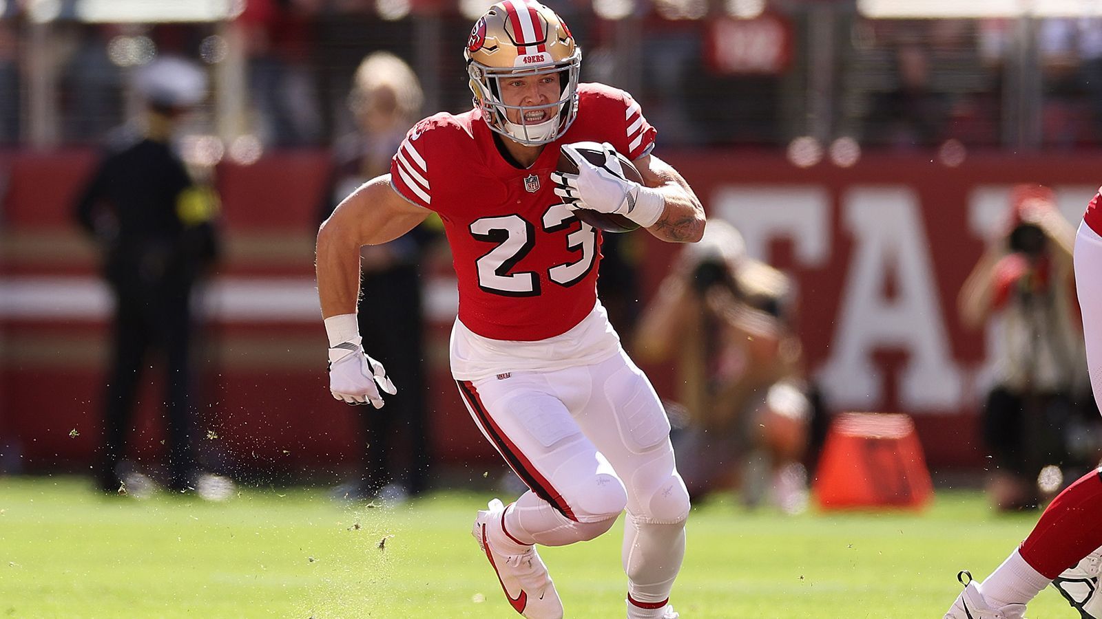 
                <strong>Running Back: Christian McCaffrey</strong><br>
                &#x2022; Aktuelle Franchise: San Francisco 49ers<br>&#x2022; In der NFL seit: 2017<br>
              