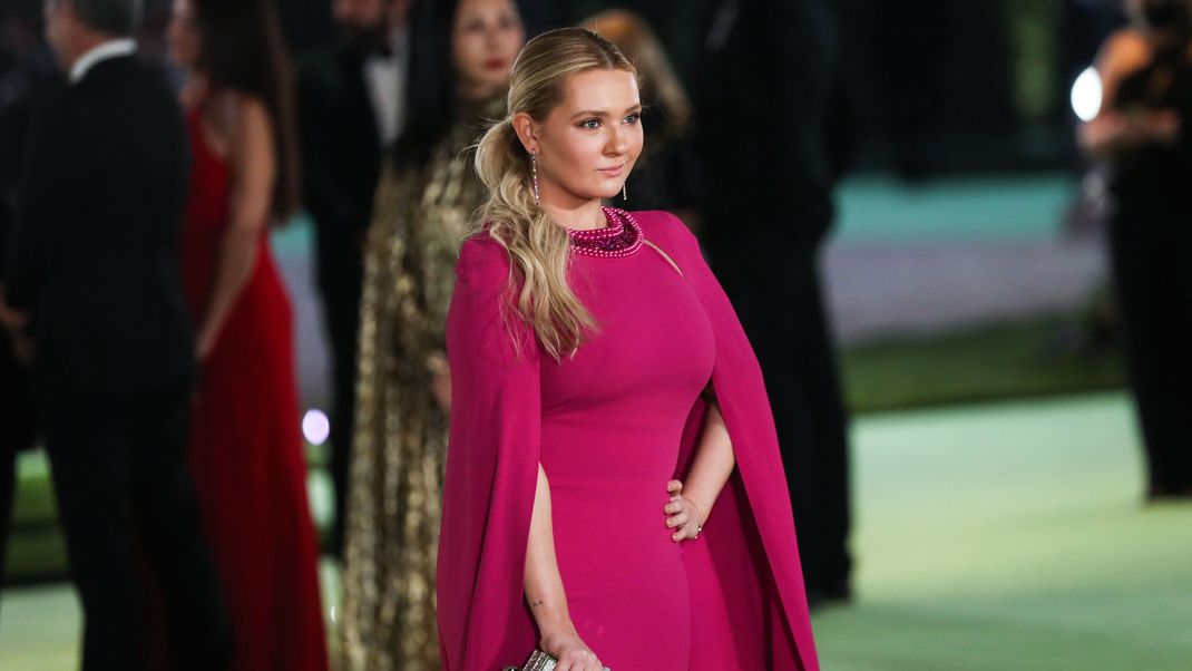 Pretty in Pink! Abigail Breslin trägt bei der Eröffnungsgala der Academy Museum of Motion Pictures in L.A. ein Cape-Kleid von Pamella Roland.