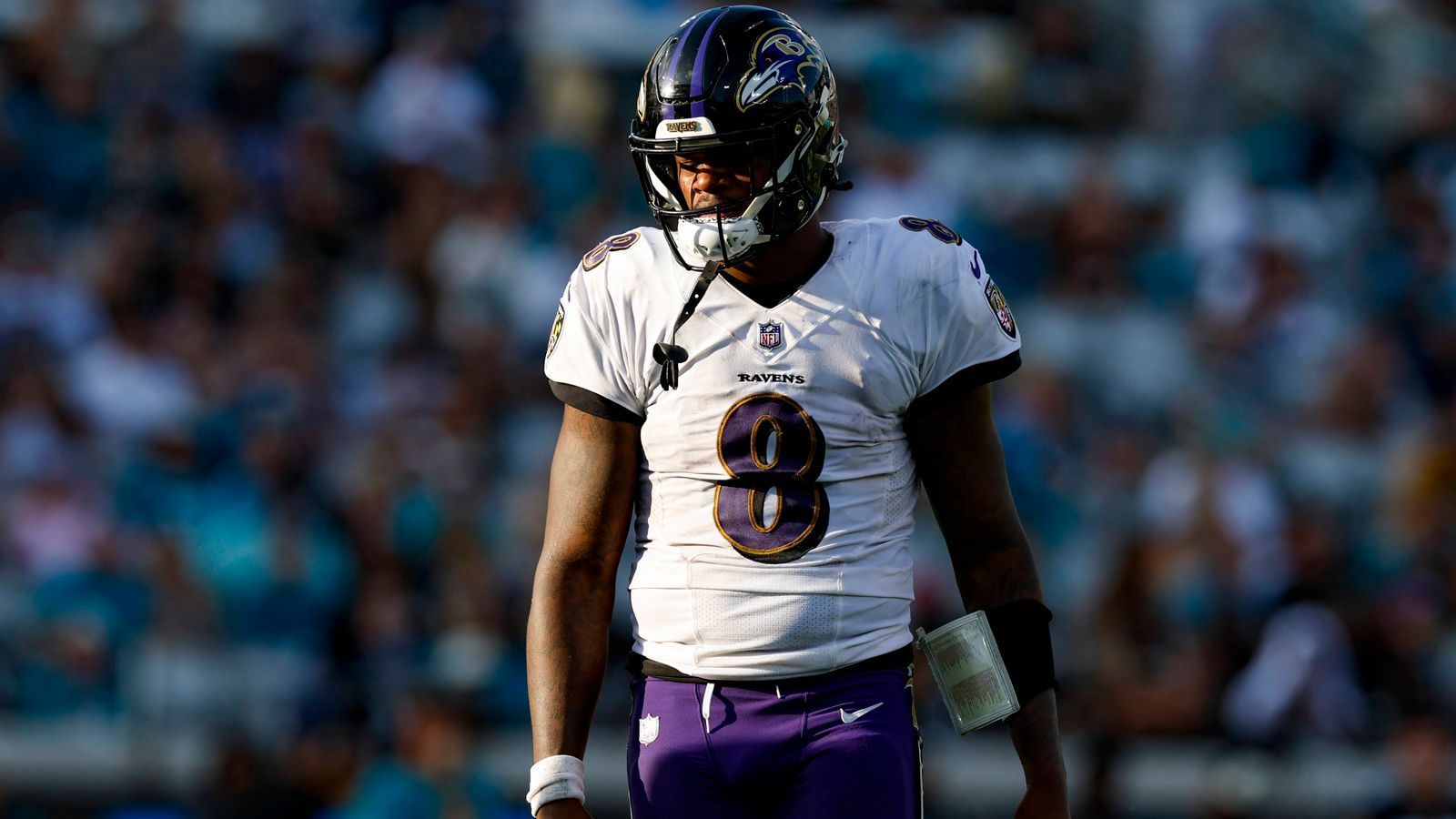 
                <strong>Lamar Jackson</strong><br>
                Lamar Jackson und die Baltimore Ravens konnten sich bislang nicht auf einen neuen Vertrag einigen. Laut Medienberichten lehnte er einen Fünfjahresvertrag über 250 Millionen US-Dollar mit garantierten 133 Millionen Dollar ab. Die Ravens werden ihn wohl nicht einfach als Free Agent ziehen lassen, sondern über den Franchise Tag binden. Allerdings könnte dann ein Trade eine Option sein - womöglich zu den Raiders?   
              
