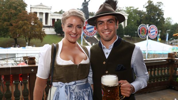 
                <strong>Philipp Lahm</strong><br>
                Für den gebürtigen Münchner Philipp Lahm ist das Oktoberfest längst zur Routine geworden. Der Bayern-Kapitän führte die Bayern-Abordnung am Sonntag an und auch Ehefrau Claudia war mit von der Partie.
              
