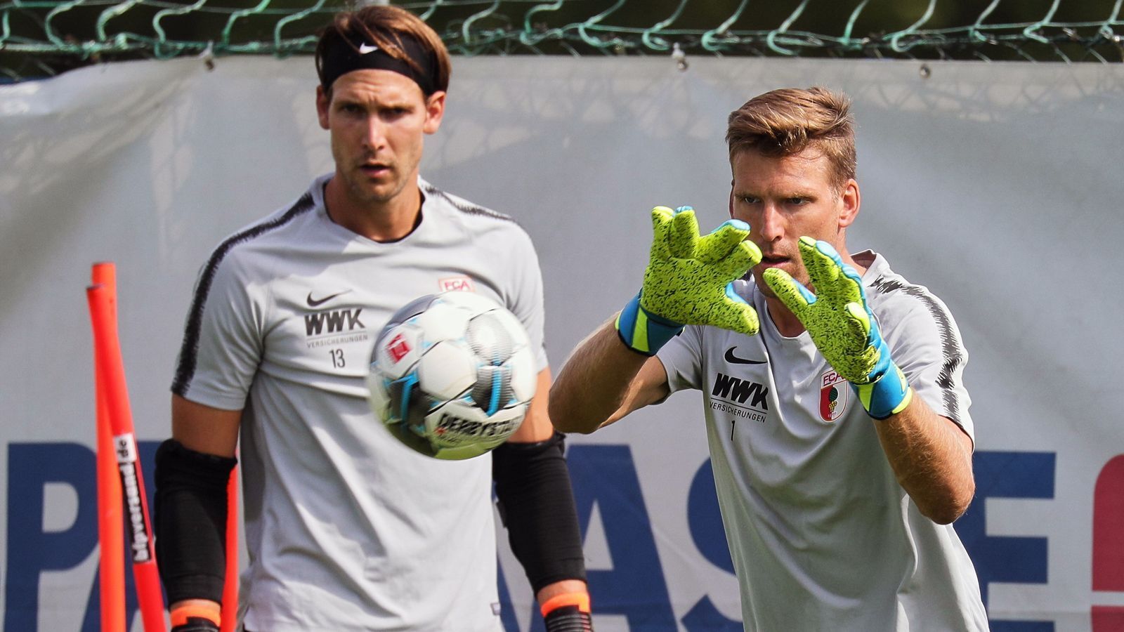 
                <strong>FC Augsburg</strong><br>
                Neue Saison, neuer Torhüter. Dieses Spiel kennt man beim FC Augsburg bereits, da in den zurückliegenden Jahren kaum ein Schlussmann längerfristig überzeugte. Zuletzt holte der FCA mit Rafal Gikiewicz wieder einen Keeper, der erst einmal als Nummer 1 in die neue Saison gehen dürfte. Hinter ihm soll sich Tomas Koubek weiterhin um einen Platz zwischen den Pfosten bemühen, obwohl der Tscheche in seiner Premieren-Saison nicht überzeugte und zwischenzeitlich auf die Bank musste. Da die Augsburger aktuell fünf Torhüter im Kader haben, sollen wohl noch zwei abgegeben werden: Andreas Luthe (re.) und Fabian Giefer (li.) Laut "Kicker" wird mit den Routiniers nicht mehr geplant, "Sportbild" berichtet, dass dem Duo für einen vorzeitigen Wechsel sogar eine Abfindung in Aussicht gestellt wurde. Dabei machte der noch bis 2022 gebundene Luthe in der Vorsaison zehn Bundesliga-Spiele und dabei einen stabilerer Eindruck als der 7,5 Millionen Euro teure Neuzugang Koubek. Nach den eher unglücklichen Torhüter-Transfers der letzten Jahre hat der FCA auf der Torwarttrainer-Position auch noch reagiert und Langzeit-Lösung Zdenko Miletic durch Kristian Barbuscak ersetzt. 
              