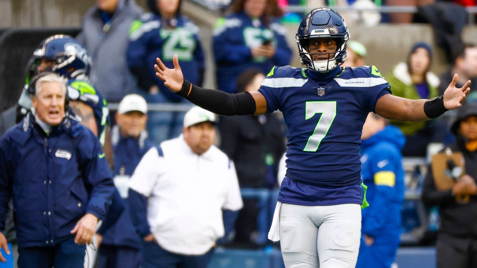 
                <strong>Verlierer: Geno Smith und die Seattle Seahawks</strong><br>
                Geht den Seattle Seahawks im Schlussspurt die Puste aus? Die vergangene Niederlage gegen die Carolina Panthers (24:30) lässt zumindest darauf schließen. Auch der unter der Saison hochgelobte Geno Smith spielt nur noch auf Mittelklasse-Niveau. Gegen die Panthers unterliefen ihm allein in der ersten Halbzeit zwei Interceptions, die zu zehn Punkten von Carolina führte. Zudem konnte die Seahawks-Defense den Lauf der Panthers nicht stoppen. 223 Yards am Boden und zwei Touchdowns erzielten Panthers, 46 Yards hingegen nur die Seahawks.
              