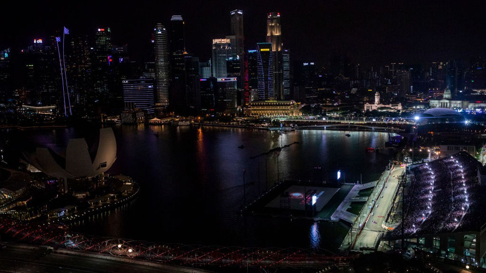 
                <strong>Marina Bay Circuit Singapur</strong><br>
                Das Nachtrennen von Singapur ist seit 2008 ein fester Termin im Kalender der Formel 1. Wenn die Boliden auf der hell beleuchteten Straßen des Stadtstaates ihre Runden drehen und die Zuschauer die beeindruckende Skyline der asiatischen Metropole bestaunen können, ist der Singapur Grand Prix zurück. Da es sich um einen Stadtkurs handelt, ist die Infrastruktur des Rennens zum größten Teil temporär errichtet. Sebastian Vettel und Lewis Hamilton sind mit jeweils vier Siegen die Rekordsieger des Grand Prix.
              