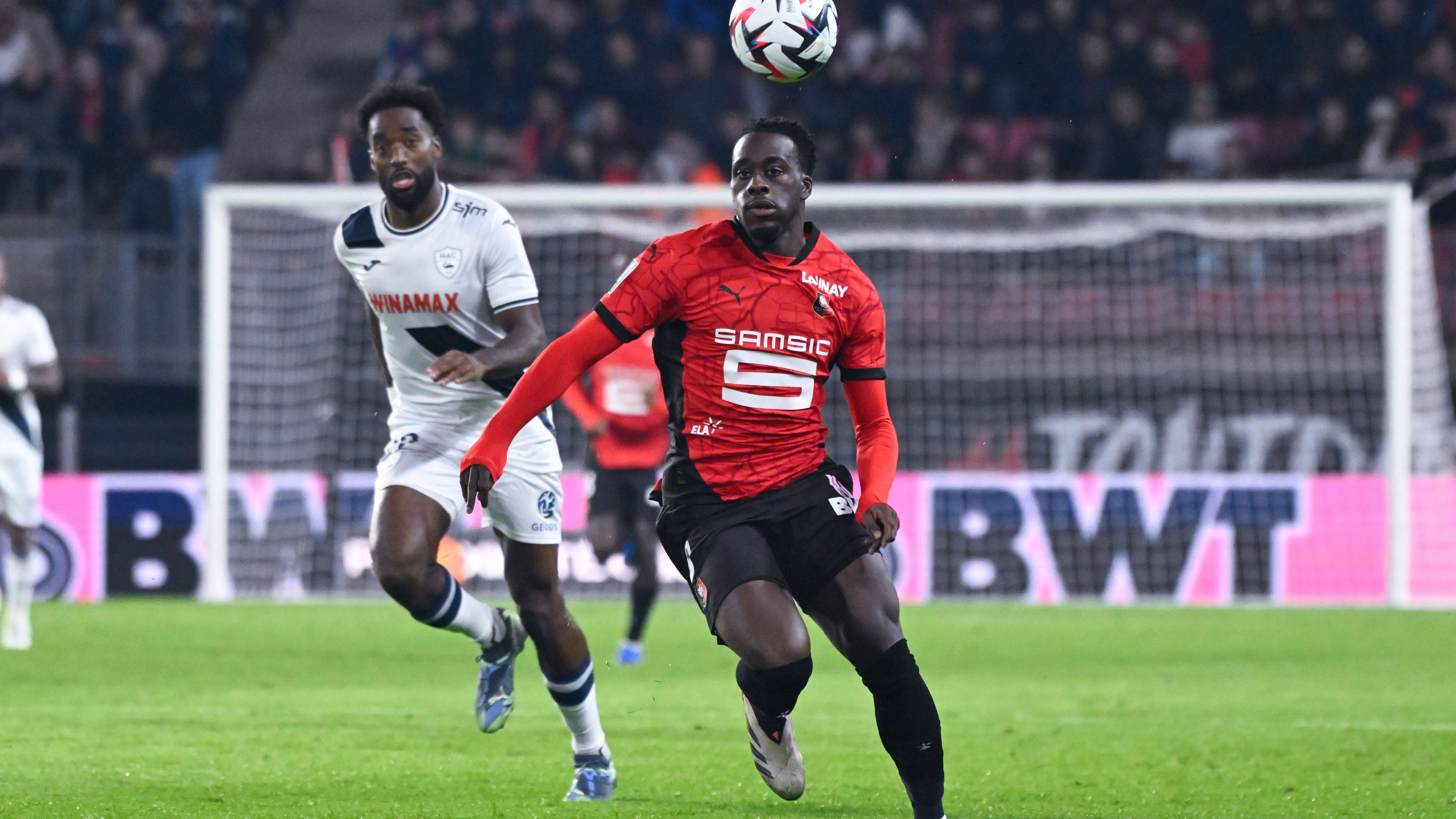 <strong>Arnaud Kalimuendo (Stade Rennes)</strong><br>Ein Transfer von Stürmerstar Omar Marmoush zeichnet sich bei der Eintracht immer weiter ab. Sportvorstand Krösche ließ in der "Welt am Sonntag" sogar durchblicken, dass man dem Ägypter bei einem passenden Angebot keine Steine in den Weg legen wolle. Offerten wird es bei den Wahnsinns-Leistungen des Stürmers reichlich geben, deshalb hat man in Frankfurt mit Arnaud Kalimuendo wohl schon einen Nachfolger im Visier...