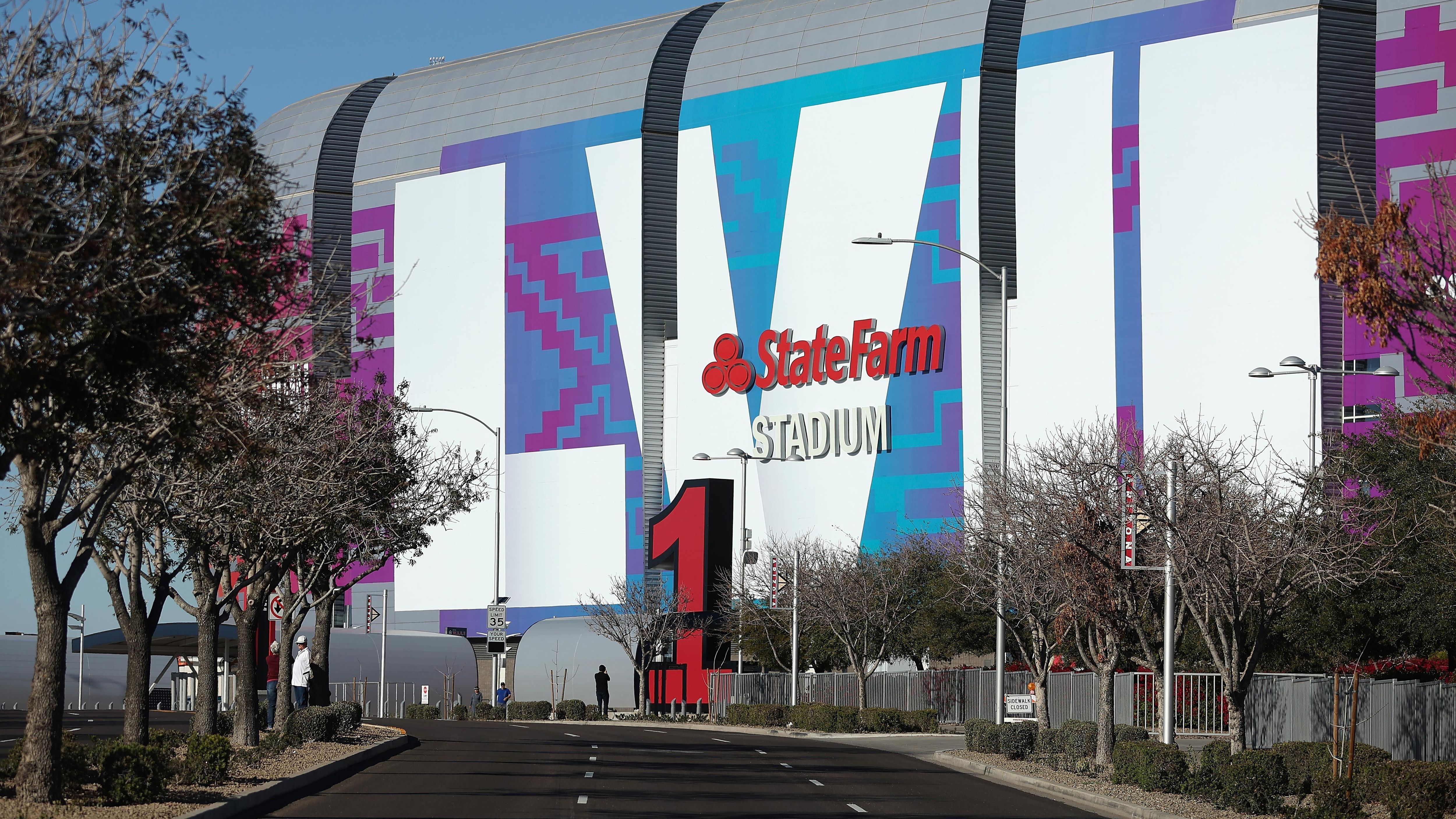 
                <strong>Super Bowl LVII: Die besten Bilder vom State Farm Stadium aus Glendale, Arizona</strong><br>
                Besonderheiten des State Farm Stadiums sind vor allem das schließbare Dach und die ausfahrbare Rasenfläche. Das 2006 errichtete Stadion hieß erst für kurze Zeit Cardinals Stadium, ehe es noch im selben Jahr in University of Phoenix Stadium umbenannt wurde. Seit 2018 heißt es State Farm Stadium.
              