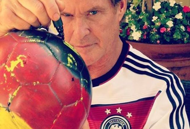 
                <strong>The Hoff ist bereit</strong><br>
                In den USA gibt es einige Edelfans der deutschen Mannschaft, aber keiner ist wohl originärer (und cooler) als David Hasselhoff. Er ist bereit fürs Finale und während des Spiels hat er wohl eine klare Linie: Don't hassel the hoff!
              