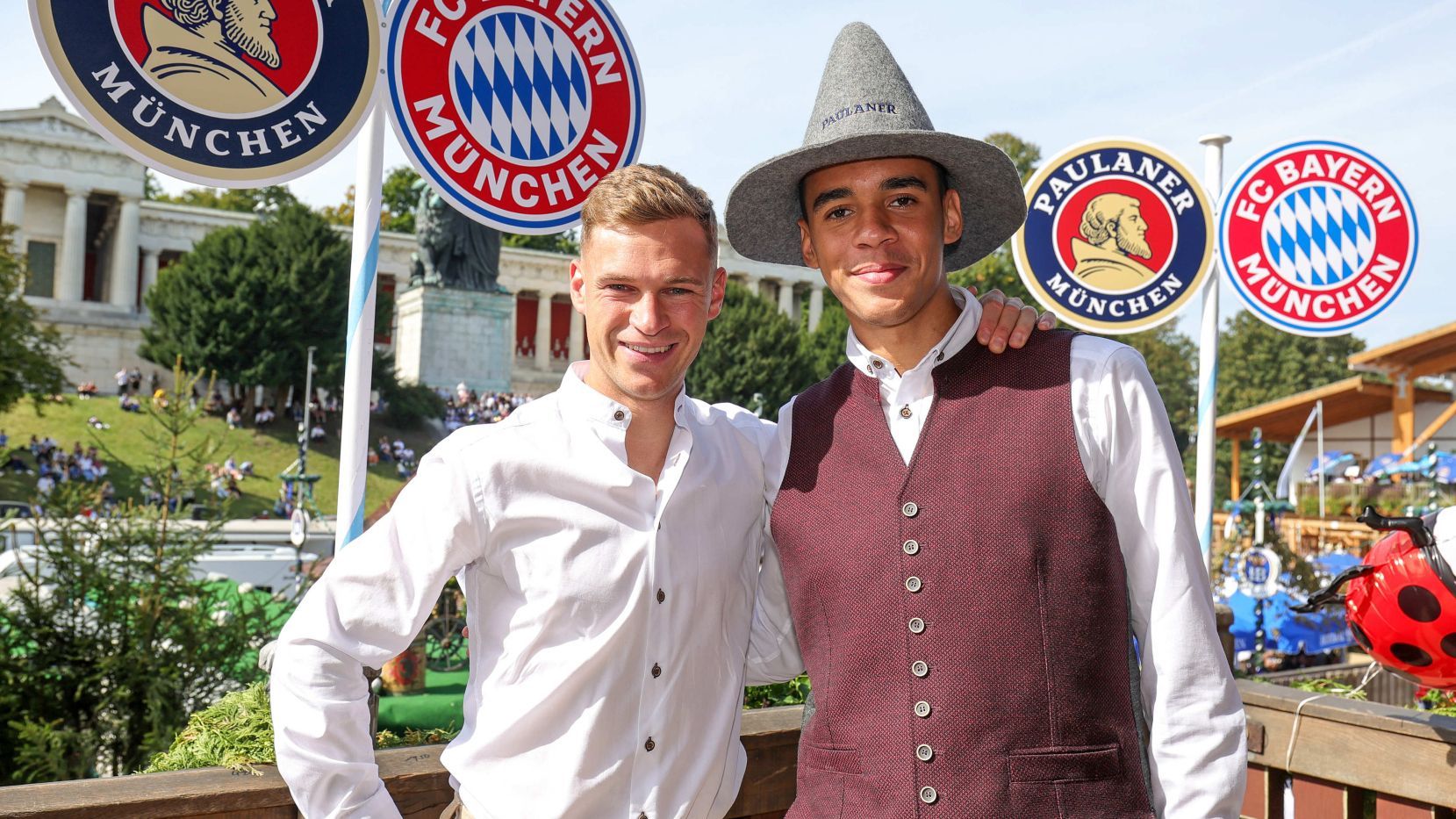 <strong>Der FC Bayern München auf dem Oktoberfest: Die besten Wiesn-Bilder</strong><br>Kimmich zeigt sich aber nicht nur mit Frau, sondern auch mit dem Mann mit dem Hut. Richtig: Das ist Jamal Musiala.