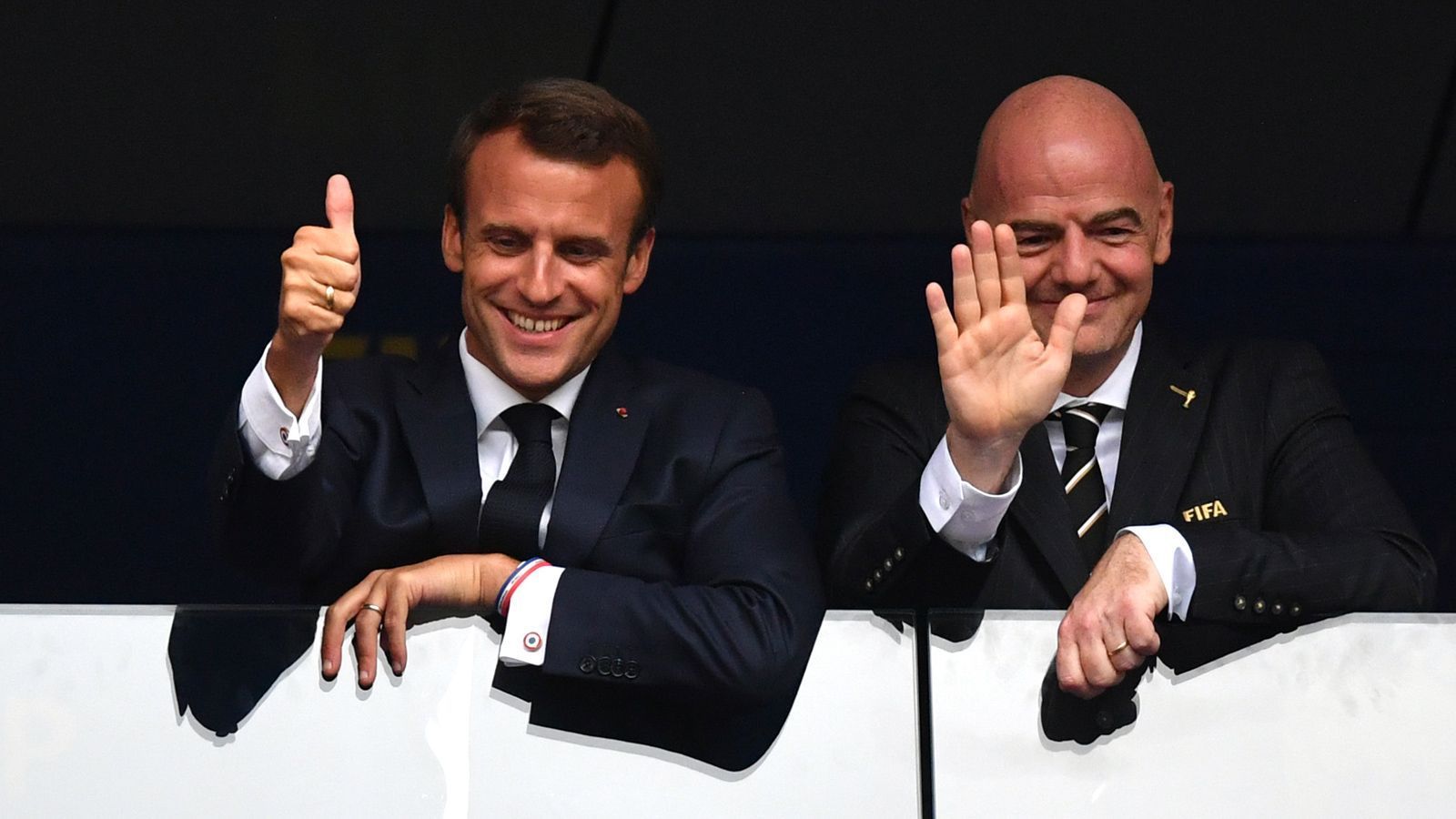 
                <strong>Macron und Infantino</strong><br>
                Daumen hoch! Frankreichs Präsident Emmanuel Macron (li.) ist im Stadion und drückt der Equipe Tricolore die Daumen. An Macrons Seite schaut natürlich auch FIFA-Präsident Gianni Infantino auf der Ehrentribüne die Partie.
              