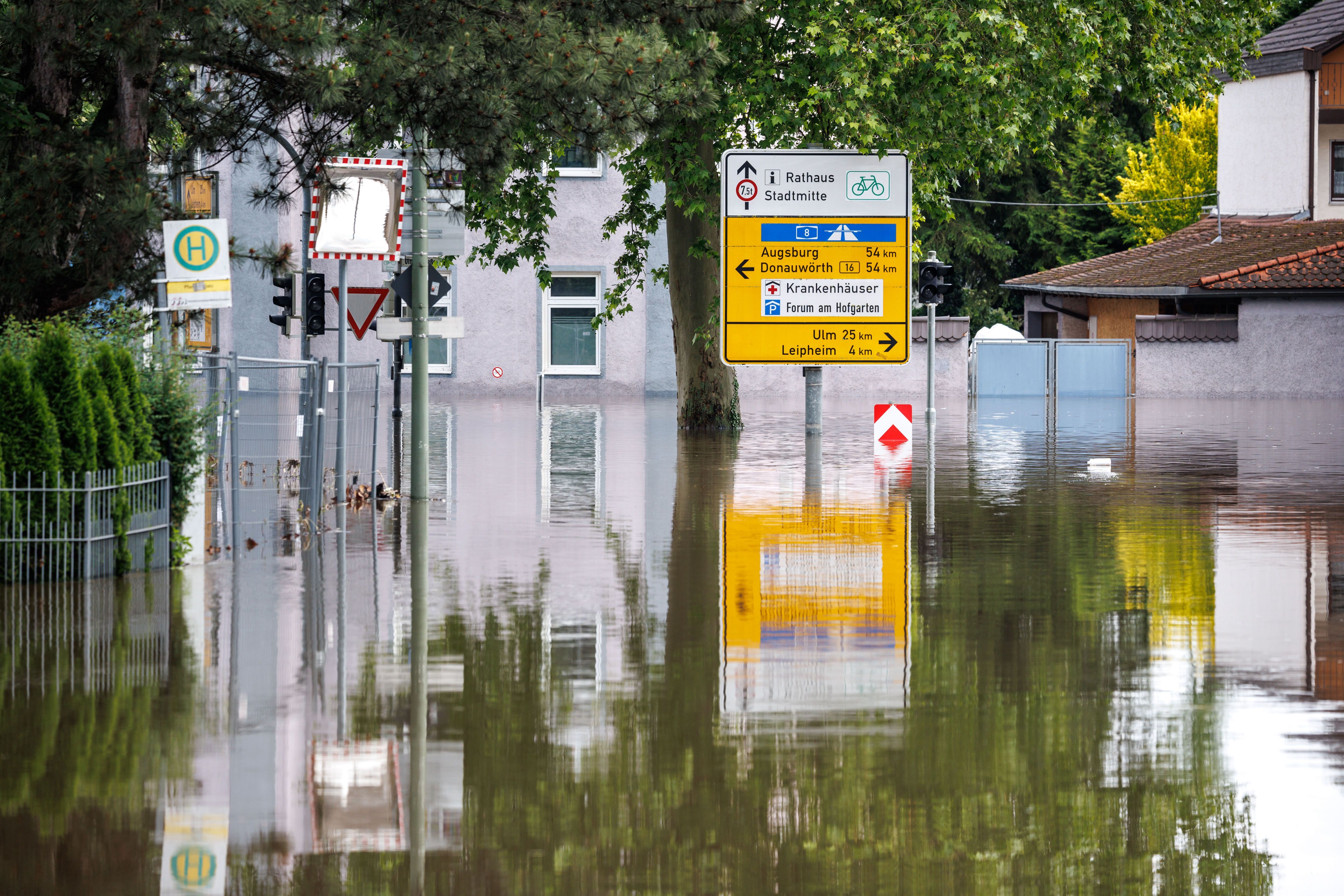 Bayern, Günzburg: Die Hauptstraße nahe der Donaubrücke steht unter Wasser.