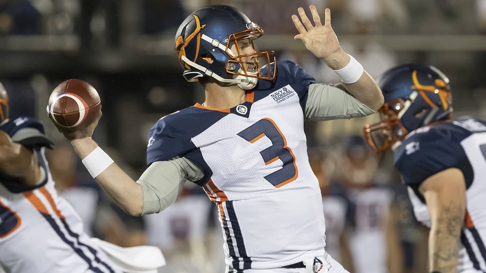 
                <strong>Garrett Gilbert (Quarterback, Orlando Apollos)</strong><br>
                Er ist mit 827 Passing-Yards der Leader der AAF, warf fünf Touchdown-Pässe, blieb bislang ohne Interception und gewann mit den Orlando Apollos die ersten drei Saisonspiele. Ob sich Gilbert damit noch einmal für die NFL empfiehlt? 2014 wurde er in der 6. Runde von den St. Louis Rams gedraftet, stand danach auch bei den New England Patriots, Detroit Lions und Oakland Raiders unter Vertrag, kam aber nicht über das Practice Squad hinaus. Vergangene Saison unterschrieb er am 26. Dezember zum dritten Mal einen Vertrag bei den Carolina Panthers, weil deren Quarterbacks Cam Newton und Taylor Heinicke verletzt waren. Gilbert ging als Backup von Kyle Allen in das letzte Saisonspiel gegen die New Orleans Saints. Als Allen aus dem Spiel genommen werden musste, gab Gilbert sein Debüt in einem regulären Saisonspiel, brachte zwei von drei Pässen für 40 Yards an den Mann.
              