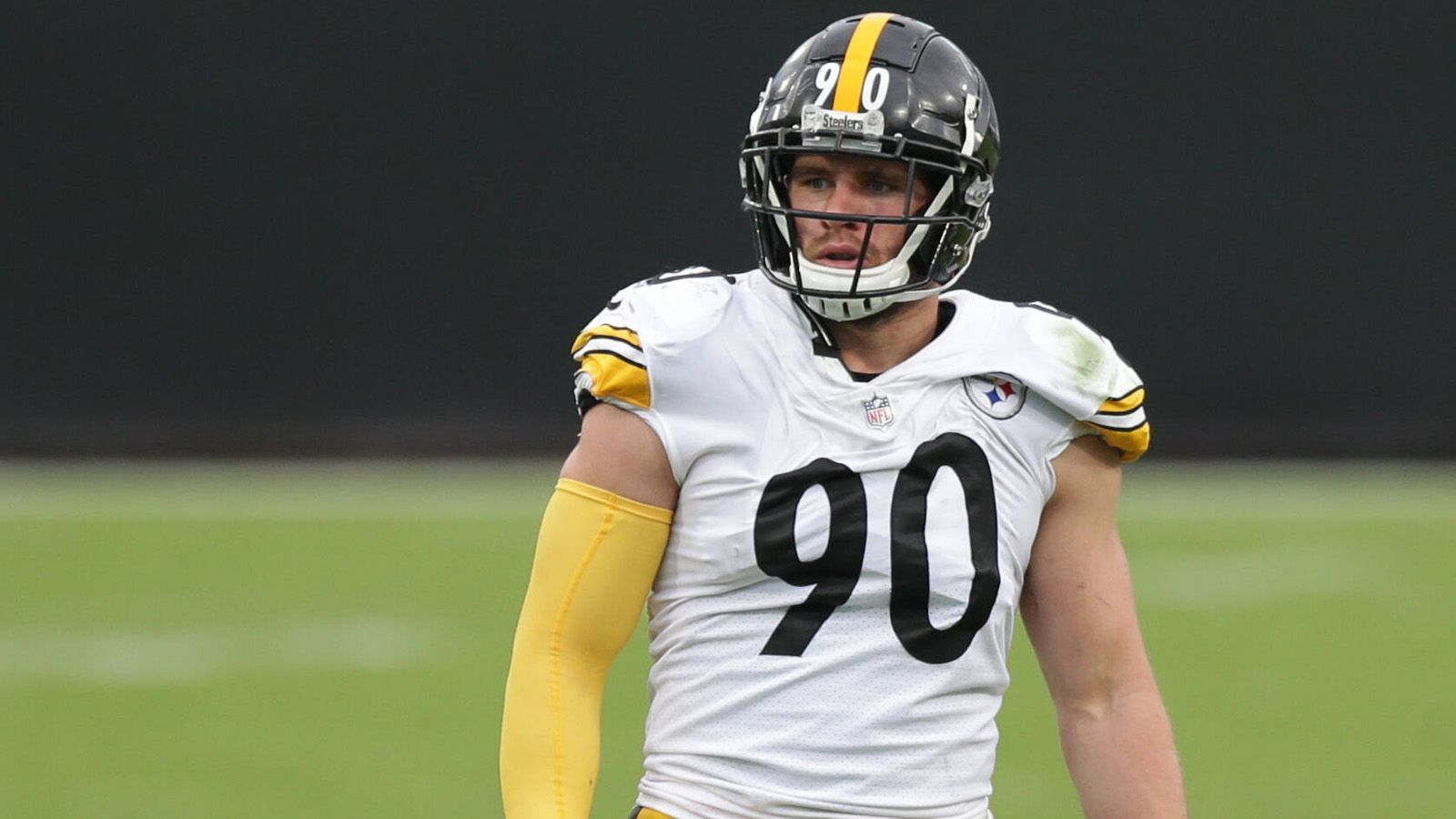 
                <strong>2. T.J. Watt (Pittsburgh Steelers)</strong><br>
                Die Zeiten, in denen T.J. Watt vorwiegend als jüngerer Bruder von J.J. Watt bekannt war, sind vorbei. Nun wurde der 26-Jährige zum zweitbesten Edge Rusher der gesamten NFL gewählt. Bosa kam vergangene Saison auf 15 Sacks und 23,5 Tackles für Raumverlust, setzte sich in 29,1 Prozent der Duelle gegen den gegnerischen O-Liner durch und forcierte durch seinen Druck auf den Quarterback 40 unvollständige Pässe. Alles NFL-Bestwerte.    
              