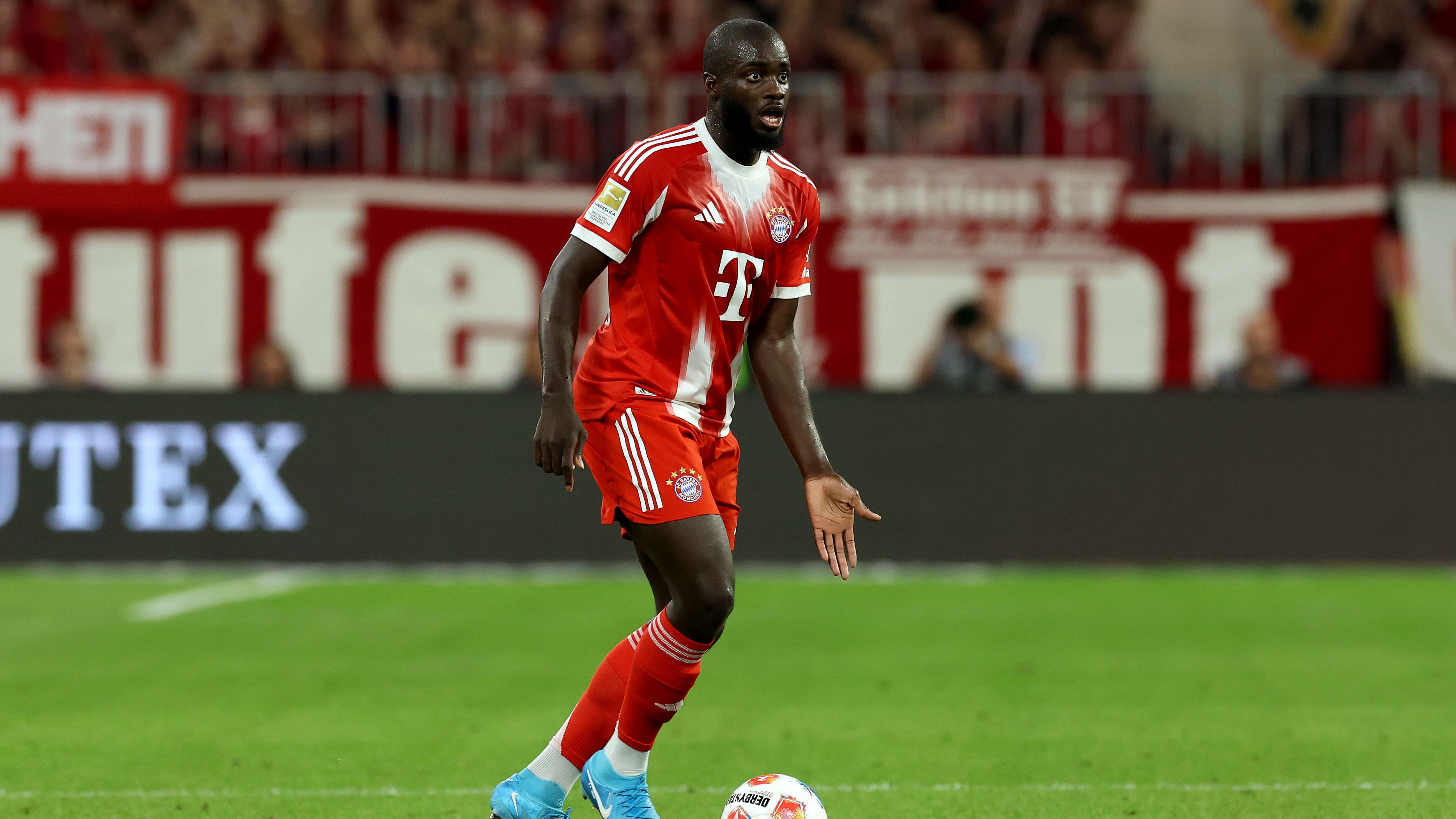 <em><strong>Dayot Upamecano (FC Bayern München)</strong><br>Nach Real Madrid soll nun auch der FC Liverpool Interesse an Dayot Upamecano zeigen. Laut "Bild" denken die Engländer über eine ablösefreie Verpflichtung nach. Der Vertrag des Franzosen würde im Sommer 2026 auslaufen, sollten sich er und die Bayern nicht einigen können. Nach Informationen von "Sport1" fordert das Lager Upamecanos eine deutliche Gehaltserhöhung, ein Handgeld sowie eine Ausstiegsklausel. Die FCB-Bosse könnten dagegen einen harten Kurs einschlagen.</em>