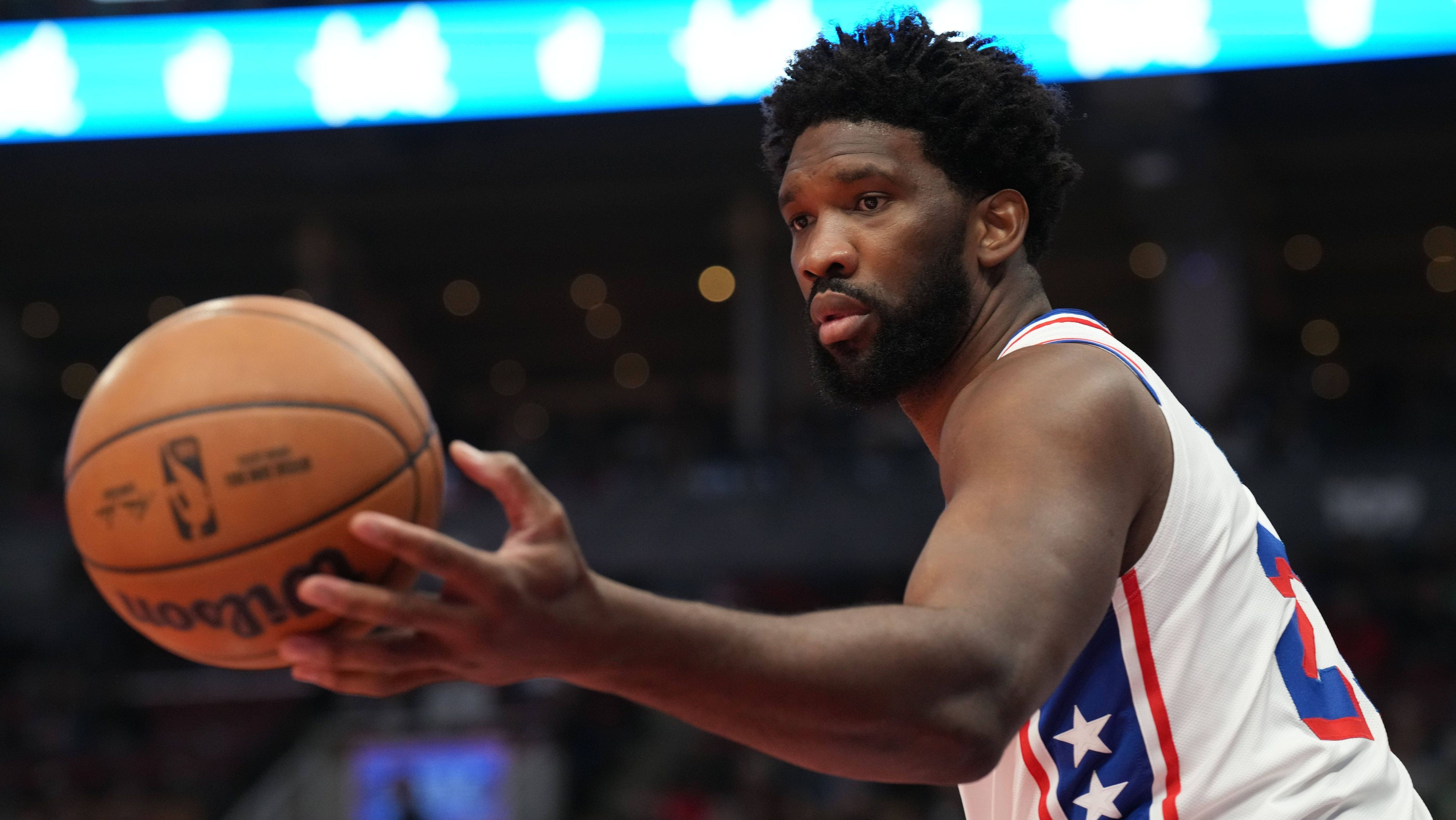 <strong>13. Philadelphia 76ers (zuvor Rang 9)<br></strong> Die 76ers waren komplett, Embiid absolvierte jede Partie, legte im Schnitt 33/11/6 auf. Doch am Ende ist es einmal mehr eine Postseason-Enttäuschung für Philly. Daran änderte auch Headcoach Nick Nurse nichts. Gegen New York konnten die 76ers daheim nicht Game 7 erzwingen. Die Diskussionen um Embiid dürften größer werden.