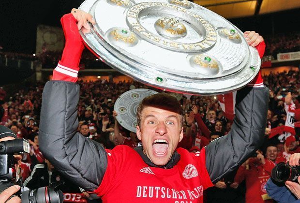 
                <strong>Bayerns Meister-Tag in Berlin</strong><br>
                Da ist das Ding. Zumindest ein Imitat darf Thomas Müller dank der Fans schon mal nach oben halten.
              