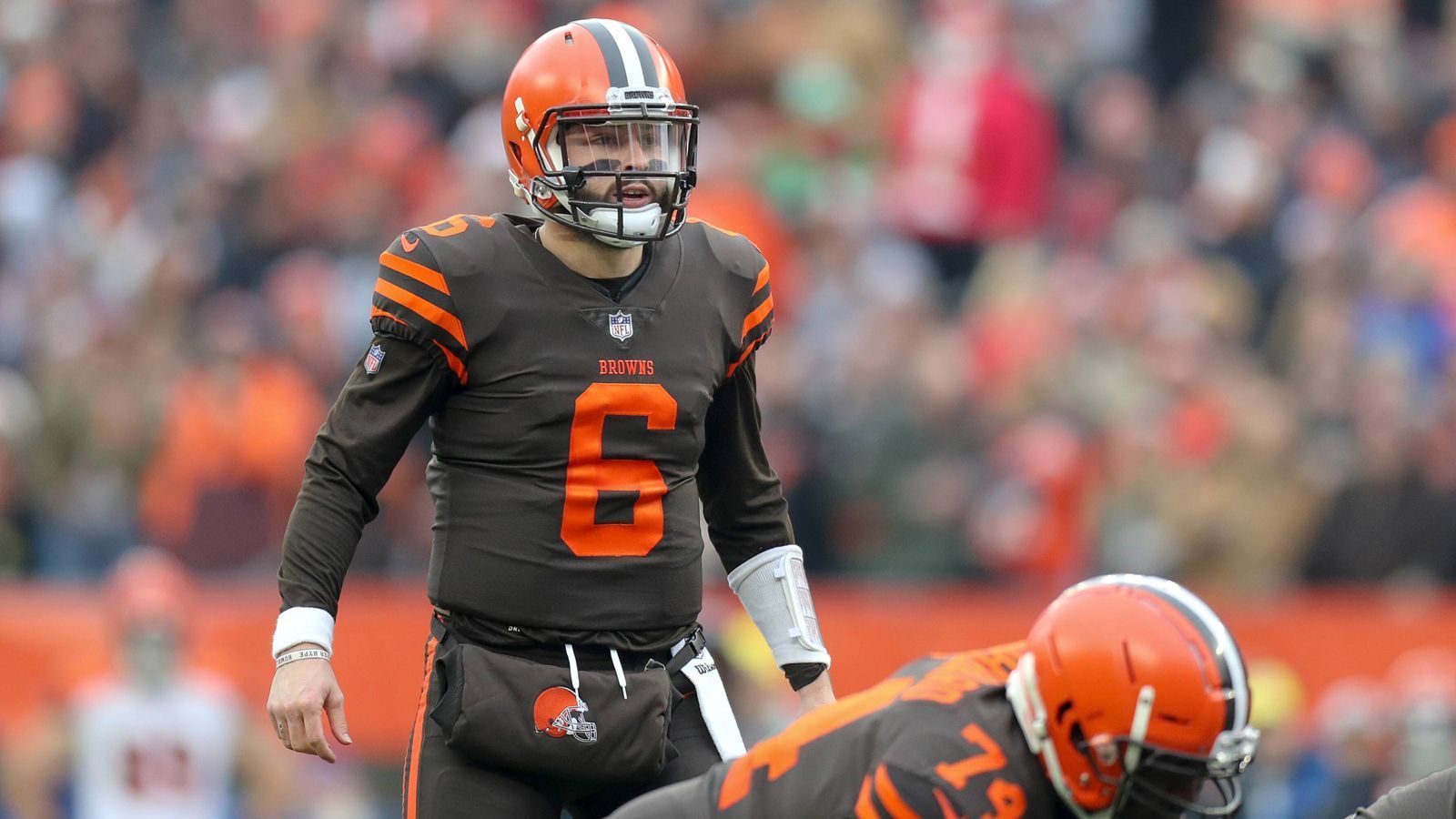 
                <strong>April 2018: Baker Mayfield</strong><br>
                Die Browns hatten im Frühjahr 2018 mal wieder den allerersten Pick. Mit dem wollten sie das größte Problem adressieren, das sie seit Jahren verfolgte: Eine Lösung für die Quarterback-Position. Es war viel Klasse für diese Position im Draft, die Browns entschieden sich etwas überraschend für Mayfield. Ein Glücksgriff und die erhoffte Lösung: Nach vier Spielen übernahm er das Zepter von Tyrod Taylor und kam am Ende auf 3.725 Yards, 27 Touchdowns und 14 Interceptions. Er war einer der großen Garanten dafür, dass die Browns bei einer 7-8-1-Bilanz lange von den Playoffs träumen durften.
              