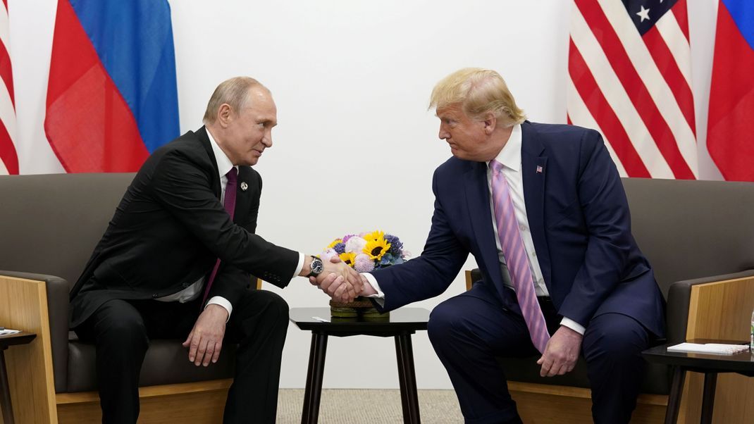 Zuletzt war berichtet worden, dass Russlands Staatsoberhaupt Putin (links) und der künftige US-Präsident Trump schon gesprochen hätten. Moskau will aber davon nichts wissen. (Archivbild)