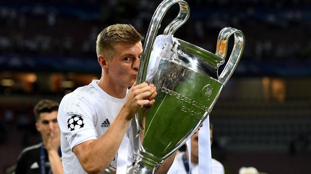 
                <strong>Toni Kroos (Real Madrid/Deutschland)</strong><br>
                Toni Kroos (Real Madrid/Deutschland)
              