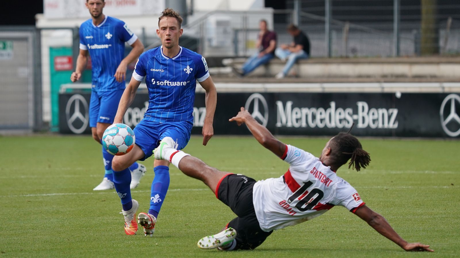 
                <strong>ran-Redakteur Dominik Kaiser: VfB Stuttgart gegen Darmstadt 98</strong><br>
                Der VfB muss trotz des guten Ergebnisses in München in die Relegation. Warum? Die junge Mannschaft muss gewinnen, hat enormen Druck - eine Situation, an der Stuttgart in der Saison schon mehrfach gescheitert ist. Zudem will der 1. FC Köln noch unbedingt in die Europa League, ein Sieg dafür ist Pflicht. Das Team von Steffen Baumgart wird dieses Spiel nicht abschenken. Der HSV hat zwar einen Lauf, muss sich aber vor einer hitzigen Kulisse in Rostock beweisen. Darmstadt hat mit dem Heimspiel gegen Paderborn die bessere Ausgangslage und wird diese auch zu nutzen wissen.
              