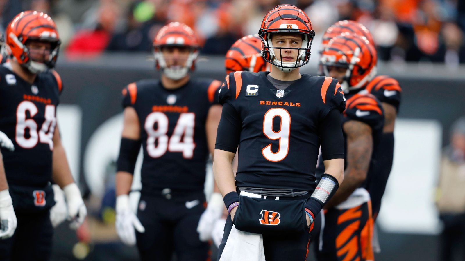 
                <strong>Platz 3: Cincinnati Bengals</strong><br>
                Nach ihrer Super-Bowl-Teilnahme im Vorjahr streben Joe Burrow und Co. erneut nach dem Endspiel in der NFL. Beim 24:17-Sieg am Wild Card Wochenende zeigten die Bengals gegen die ohne Quarterback Lamar Jackson antretenden Baltimore Ravens keine Überleistung, stabil ist die Franchise mit neun Siegen am Stück dennoch. Das Playoff-Duell bei den Buffalo Bills (Sonntag, ab 21:00 Uhr live auf ProSieben und im Livestream) wird vor allem vor einem Hintergrund ausgetragen: In Woche 17 der Regular Season trafen beide Teams zuletzt aufeinander, nach dem Herzstillstand von Damar Hamlin wurde die Partie aber abgebrochen und nicht wiederholt. Das Duell in der Divisional Round dürfte emotional werden, mit leichten Vorteilen auf Seiten der Gäste.
              