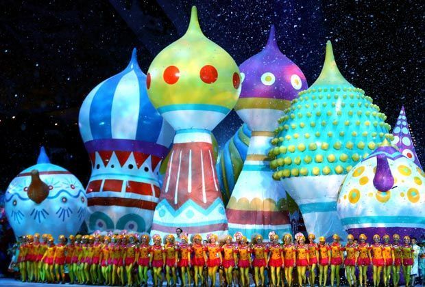 
                <strong>Alles schön bunt</strong><br>
                Weiter geht's mit bunten Bauten im russischen Stil - umrahmt von zahlreichen Tänzern.
              