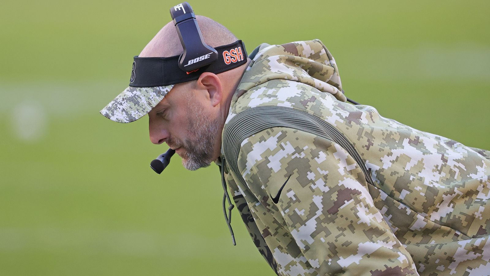 
                <strong>Verlierer: Matt Nagy (Chicago Bears)</strong><br>
                Es ist keine einfache Saison für Matt Nagy. Nicht nur wurde seine Entlassung sogar beim Heimspiel der Chicago Bulls gefordert, bei der 13:16-Pleite gegen die Baltimore Ravens verlor er auch seinen Rookie-Quarterback und Hoffnungsträger Justin Fields. Andy Dalton warf zwar mit seinem zweiten Pass einen 60-Yard-Touchdown auf Darnell Mooney, am Ende war es aber die Defense, die gegen Backup-Quarterback Tyler Huntley nicht halten konnte. Im Moment ist Nagy Favorit auf die nächste Trainerentlassung der NFL.
              