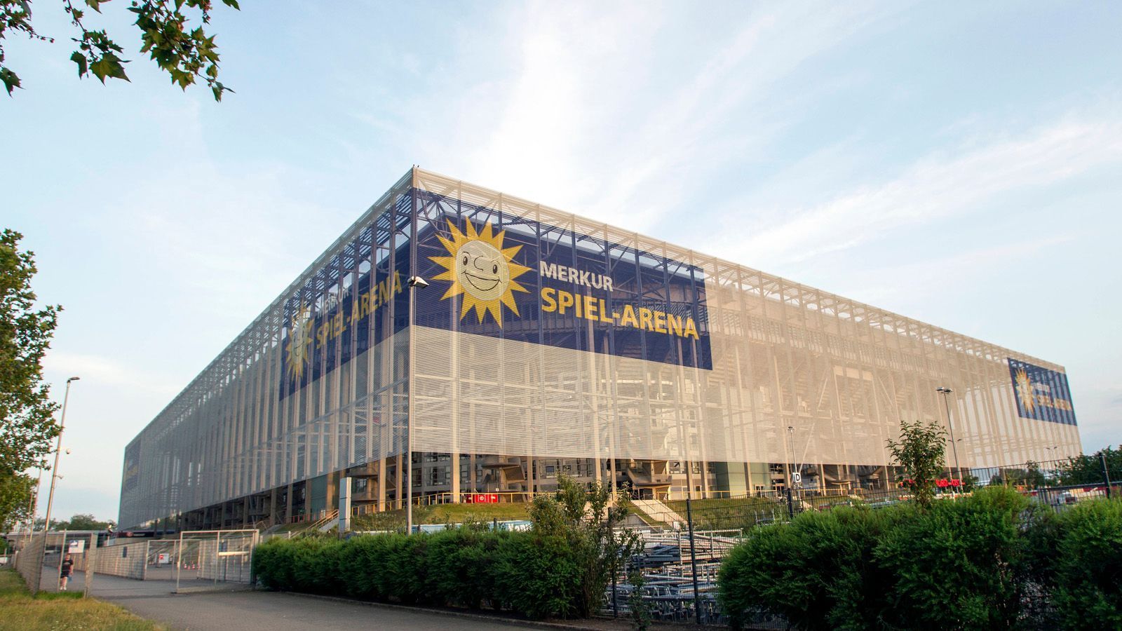 
                <strong>Merkur Spiel-Arena (Fortuna Düsseldorf)</strong><br>
                &#x2022; Kapazität: 54.600<br>&#x2022; Sitzplätze: 44.683<br>&#x2022; Stehplätze: 9.917<br>&#x2022; Logen: 27<br>
              