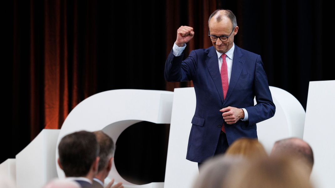 Kanzlerkandidat Friedrich Merz (Bild) will nach seinem umstrittenen Migrationsvorstoß gemeinsam mit dem CDU-Generalsekretär Carsten Linnemann eine Erklärung abgeben. (Archivbild)