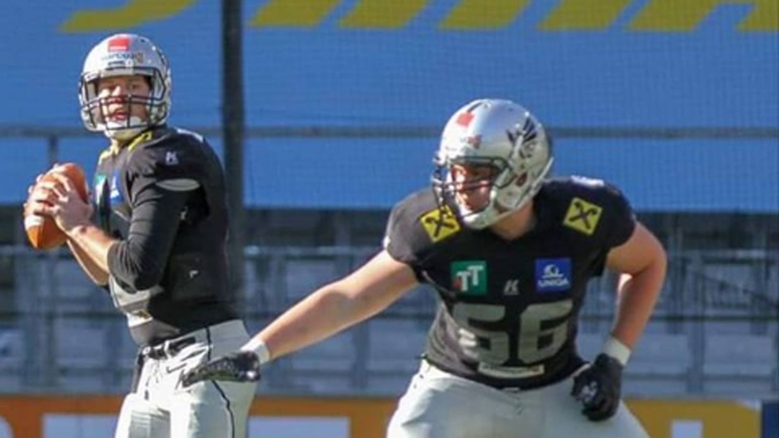 
                <strong>Maximilian Pircher</strong><br>
                Auch ein Italiener, genauer gesagt ein Mann aus Südtirol ist am Start (rechts im Bild). Erst im Februar einigte sich der italienische Nationalspieler mit den Hildesheim Invaders auf einen Vertrag. Vor seinem Engagement in Deutschland spielte der Offensive Lineman bei den Swarco Raiders in Innsbruck. Pircher darf man getrost als Senkrechtstarter bezeichnen. Seit nicht einmal zwei Jahren spielt er aktiv American Football. Vorher war er in Brixen mit Leichtathletik, Fußball und Handball beschäftigt.
              