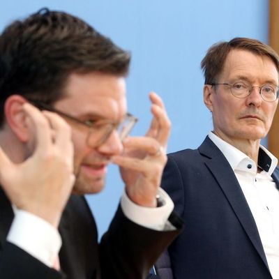 Lauterbach und Buschmann beantworten fragen zur Corona-Politik