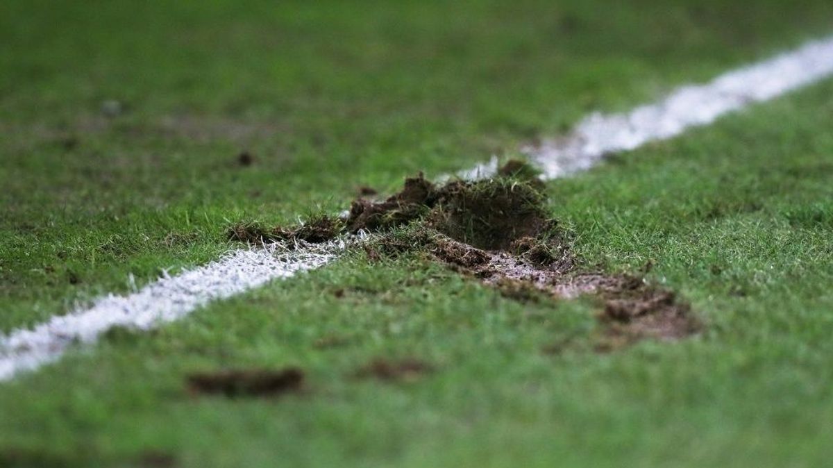 Löchriger Rasen im Gladbacher Stadion sorgt für Kritik