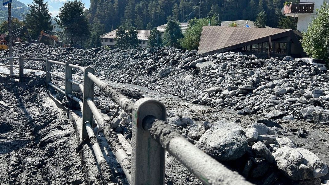 Italien, Bardonecchia: Dicker Schlamm und Geröll bedecken Straßen und das Flussbett nach einem schweren Unwetter. 