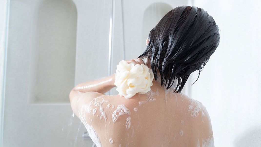 Shampoo, Conditioner und Hitzeschutzmittel ohne Silikone – wir verraten euch, wie ihr diese im Handel erkennt und welche Produkte unsere Redaktion empfiehlt.