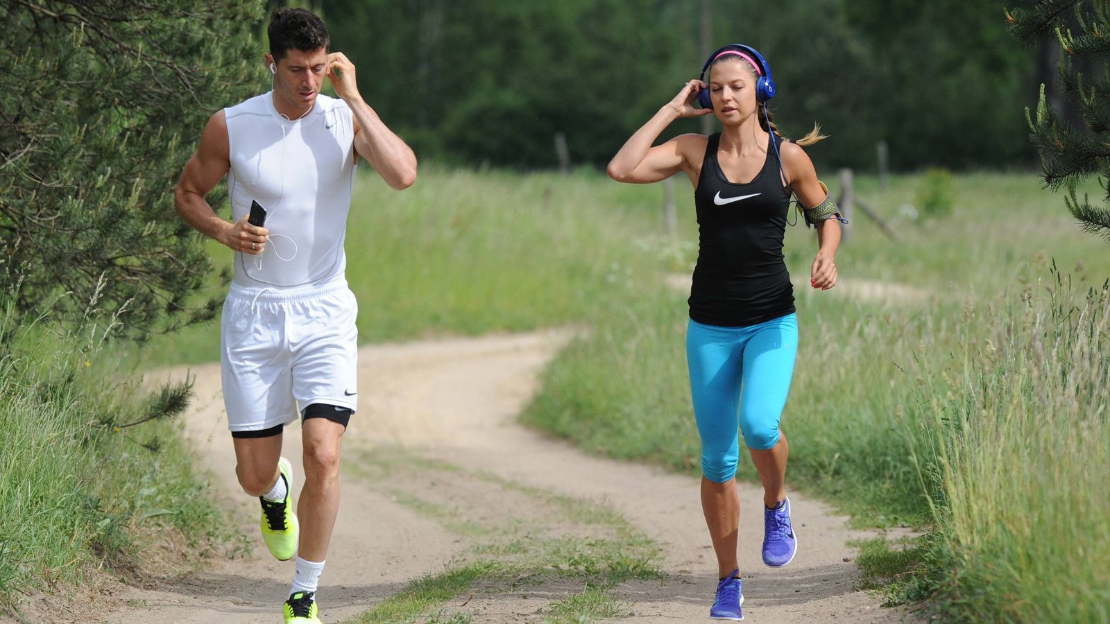 
                <strong>Strenger Ernährungsplan als Fitness-Geheimnis</strong><br>
                Ein Erfolgsgeheimnis Lewandowskis ist seine körperliche Fitness. Daran hat Ehefrau Anna einen gehörigen Anteil. Die frühere Sportlerin und jetzige Fitness-Trainerin bzw. Influencerin achtet sehr genau auf die Ernährung ihres Partners. Wie sie der "Bild" erklärte, werden im Hause Lewandowski kein Fast Food und keine frittierten Lebensmittel serviert. Zudem isst die Familie Kohlenhydrate und Proteine getrennt voneinander. Ebenso verzichtet das Paar auf Laktose und Weizenmehl, Robert Lewandowski trinkt seit Jahren keine Kuhmilch mehr.
              