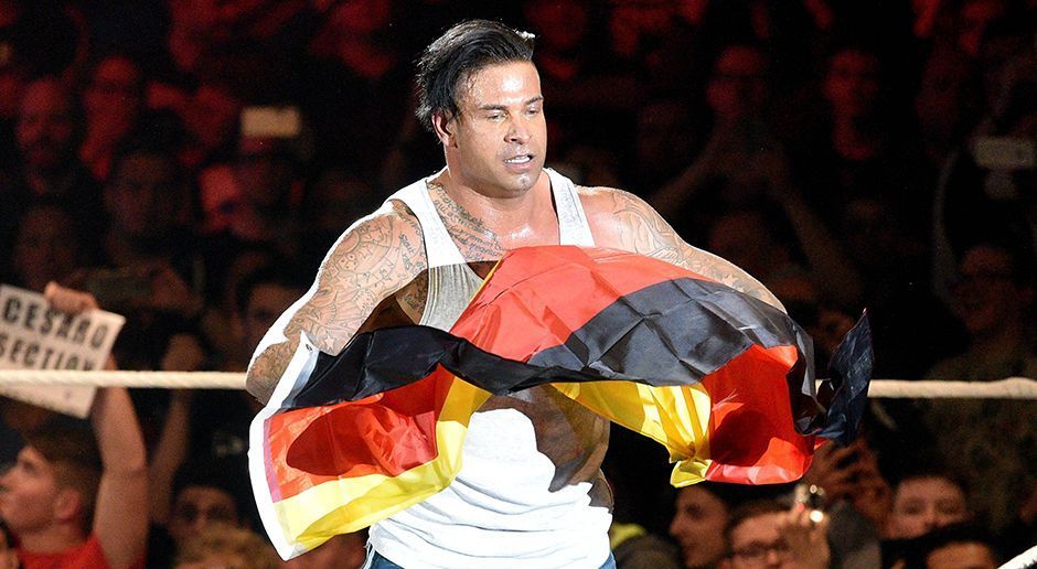 
                <strong>Tim Wiese</strong><br>
                Selbstverständlich lässt sich Wiese nicht nehmen, in bester Rocky-Manier auf die Ringseile zu klettern und eine Deutschlandfahne zu heben.
              