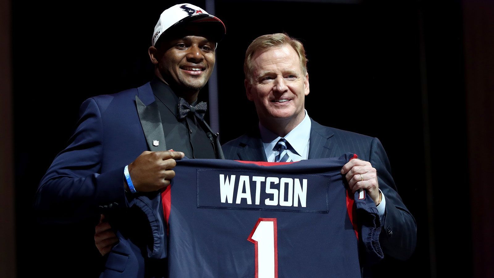 
                <strong>12. Pick 2017: Deshaun Watson</strong><br>
                Den 12. Pick des Drafts 2017 gaben die Browns an die Houston Texans ab, die sich ihrerseits Quarterback Deshaun Watson sicherten. Ab 2018 etablierte sich der mittlerweile 25-Jährige als unumstrittener Starter und führte die Texans zwei Jahre in Folge in die Playoffs. In der gerade abgelaufenen Spielzeit lieferte Watson seine individuell stärkste Saison ab, warf für 4823 Yards und 33 Touchdowns bei nur sieben Interceptions. Aktuell forciert Watson einen Trade, da er sich mit den Texans zerstritten hat und nicht länger in Houston spielen möchte. Sein neues Team steht noch nicht fest, nahezu jeder Franchise auf QB-Suche wird aber ein Interesse nachgesagt.
              