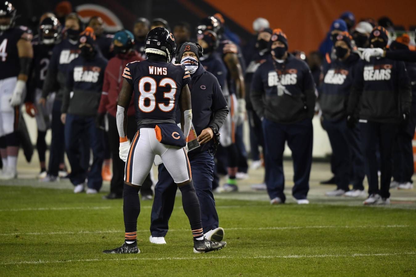 
                <strong>Verlierer: Javon Wims und die Chicago Bears</strong><br>
                Im Spiel gegen die Saints leistete sich Wide Receiver Javon Wims einen üblen Aussetzer. Im dritten Viertel schlug er gegen den Kopf bzw. den Helm von Saints-Cornerback C.J. Garner-Johnson und wurde vom Platz gestellt. Head Coach Matt Nagy war ob der Aktion seines Spielers derart entsetzt, dass er diese im Anschluss als "völlig inakzeptabel" bezeichnete. Und auch sportlich lief es nicht rund. Gegen New Orleans schafften es die Bears zwar in die Overtime, kassierten dort aber eine Pleite, die zweite in Folge.
              