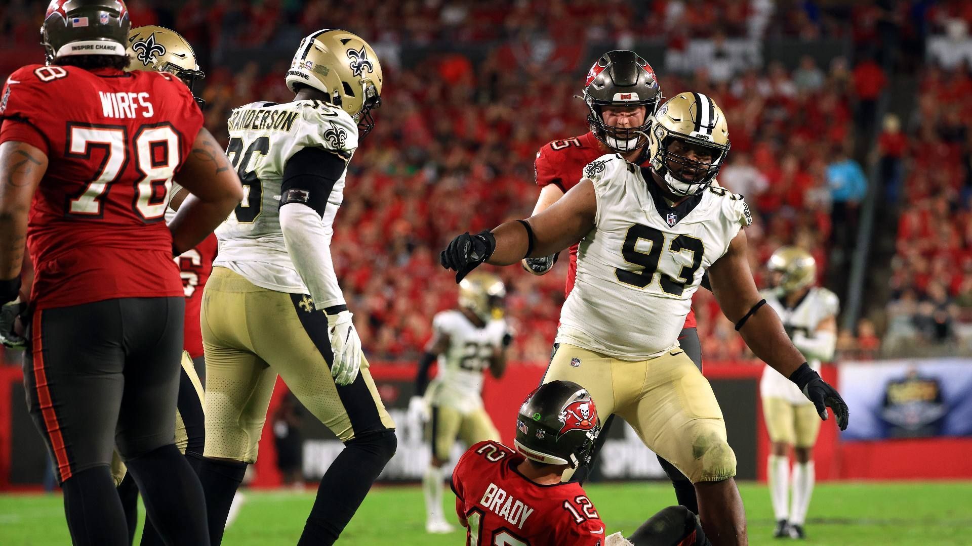 
                <strong>Gewinner: Defense der New Orleans Saints </strong><br>
                Was für Superman Kryptonit ist, stellt für Tom Brady die Defensive der New Orleans Saints da. Beim überraschenden Auswärtserfolg der Saints bei den Tampa Bay Buccaneers ließ die Verteidigung keinen einzigen Gegenpunkt zu und rückte dem Superstar mächtig auf die Pelle. Vier Mal wurde Brady am Ende gesacked, was aufgrund der sonst starken Buccaneers-Offensive-Line äußerst selten vorkommt. Zudem unterliefen dem 44-Jährigen mit einer Interception und einem Fumble zwei schmerzhafte Turnover. Damit verloren Brady und die "Bucs" vier der vergangenen fünf Spiele gegen New Orleans. Die Saints hingegen schnuppern plötzlich wieder Playoff-Luft und melden sich in der NFC im Rennen um die begehrten Plätze zurück. 
              