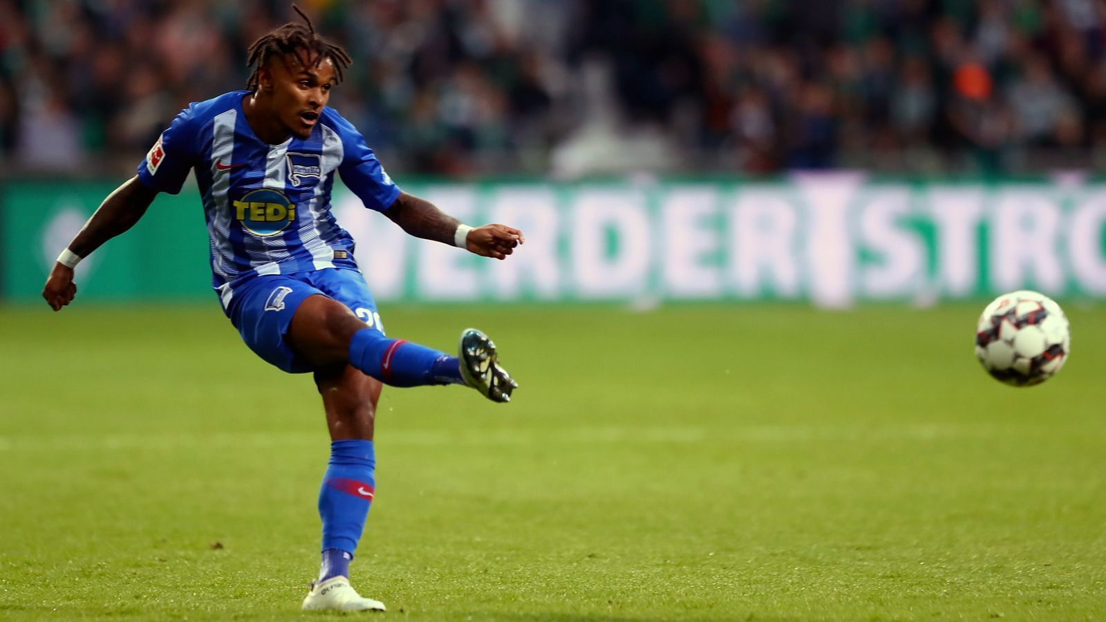 
                <strong>Mittelfeld - Valentino Lazaro (Hertha BSC)</strong><br>
                Herthas Valentino Lazaro ist zwar erst 22 Jahre jung, aber im Profifußball dennoch schon so etwas wie ein Routinier. Der variabel einsetzbare Mittelfeldspieler wurde in der Heimat schon als Teenager als vermeintliches Wunderkind gehypt, schließlich debütierte Lazaro schon als 16-Jähriger für RB Salzburg unter Roger Schmidt in Österreichs Bundesliga. Seitdem sind einige Jahre vergangen und aus dem einstigen Wunderkind aus der Steiermark wurde nach Verletzungen und der ein oder anderen Krise zumindest ein Leistungsträger in der Mozartstadt und mittlerweile ein starker Legionär in Berlin. Auch in der mit vielen Legionären gespickten Nationalmannschaft fasst Lazaro nun immer mehr Fuß, kann bislang 14 Einsätze vorweisen.
              