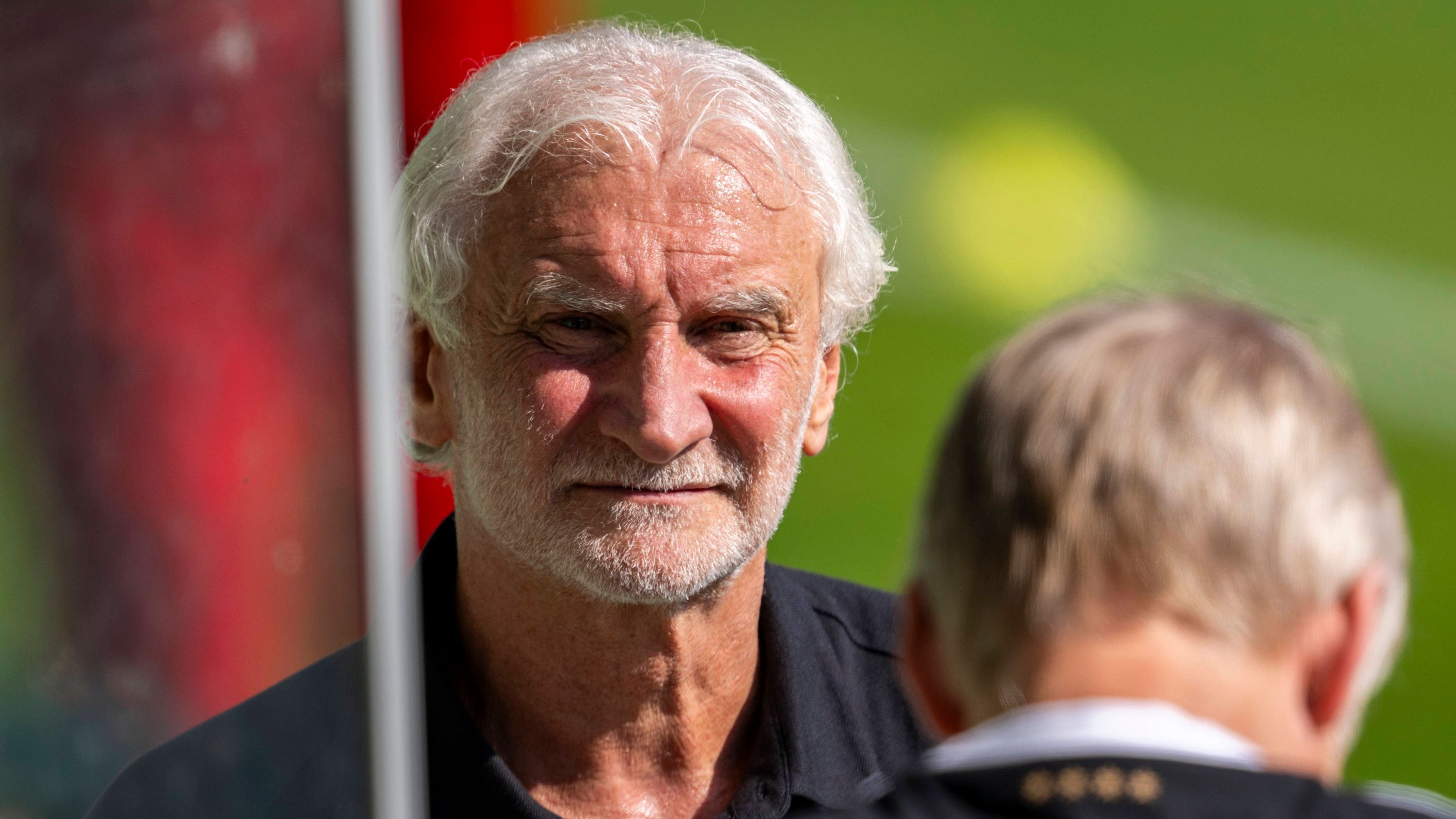 <strong>Rudi Völler<br></strong>Sollte keiner der beiden als Flick-Nachfolger installiert werden, sei eine Lösung mit Teamchef Rudi Völler möglich. So könnte er die Mannschaft bis zur EM 2024 betreuen. Beim Länderspiel gegen Frankreich steht der 63-Jährige bereits interimsweise mit Hannes Wolf und Sandro Wagner an der Seitenlinie.