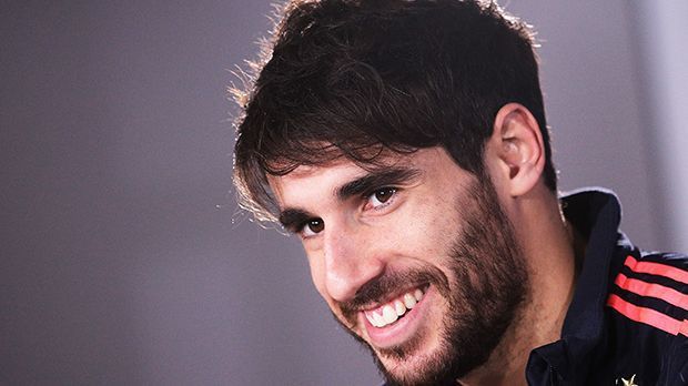 
                <strong>Platz 8: Javi Martinez (FC Bayern München)</strong><br>
                Der Spanier mit den Rehaugen, dem Zauberlächeln und dem markanten Bart fällt ebenfalls zurück, um einen Platz auf die Acht. Rund elf Prozent der Befragten stimmen für Martinez. Ein BVB-Bankdrücker schiebt sich knapp vor ihn ... 
              