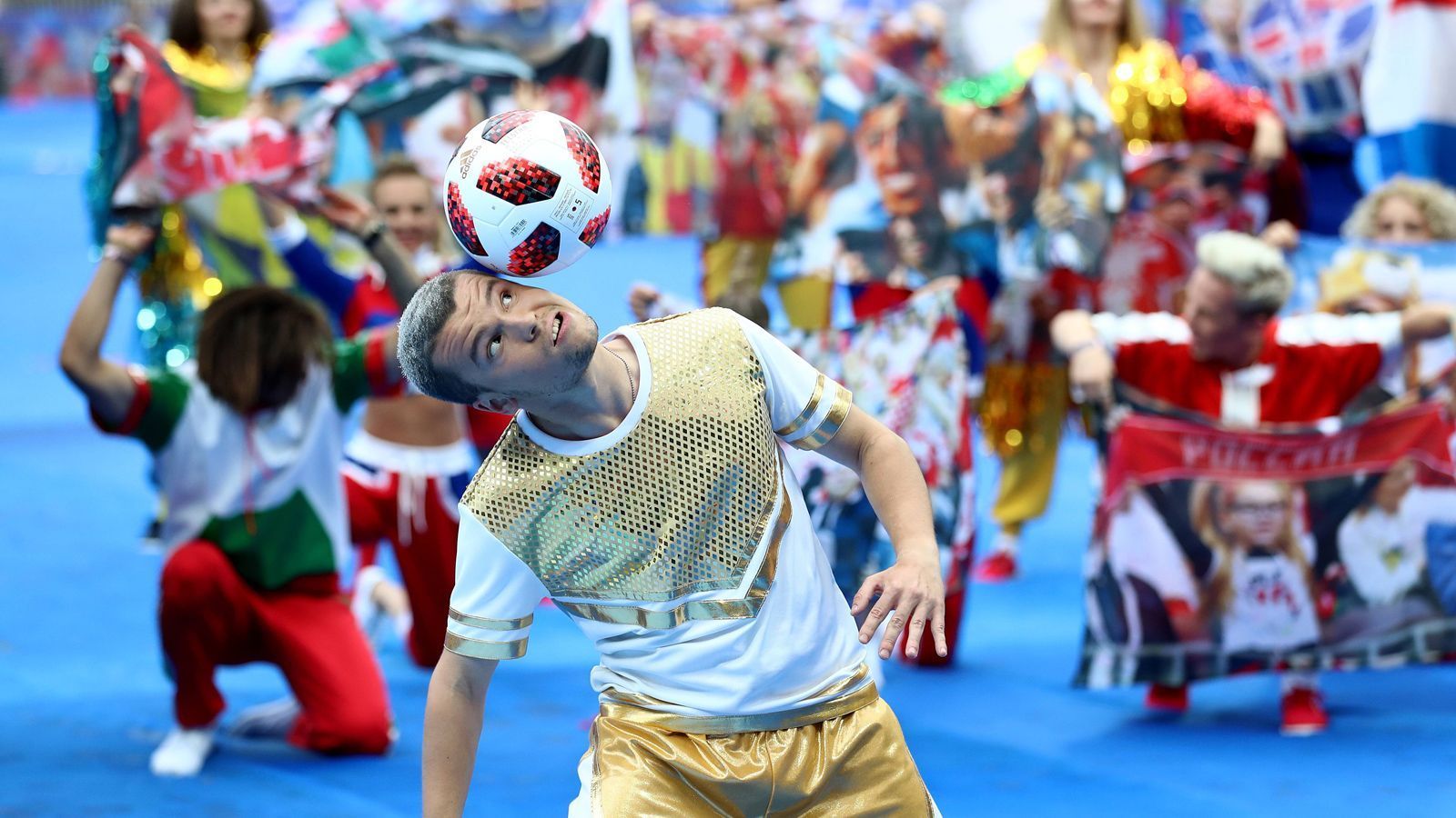 
                <strong>Eine Show mit Ball</strong><br>
                Bei den Feierlichkeiten steht der Ball zwar noch nicht im Mittelpunkt, immerhin gibt es aber auch ein paar Fußball-Tricks zu sehen.
              