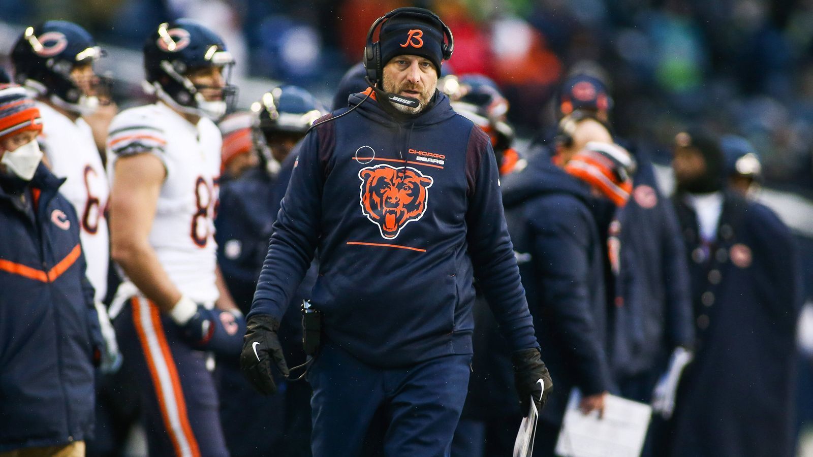 
                <strong>Das Aus von Matt Nagy bei den Chicago Bears</strong><br>
                Das Aus von Matt Nagy bei den Chicago Bears war in dieser Saison nur noch eine Frage der Zeit. Bereits Ende November kamen Gerüchte auf, dass der Coach of the Year von 2018 bei den Bears vor dem Aus stehe. Das verwundert nicht, angesichts der damaligen Bilanz von 3-7 vor dem Thanksgiving-Spiel gegen die Detroit Lions. Jedoch durfte Nagy vorerst weitermachen und wurde erst nach der Regular Season entlassen, die die Bears mit einer enttäuschenden Bilanz von 6-11 beendeten. Nagys teils fragwürdigen Entscheidungen während der Spiele als auch seine Schwierigkeiten, einen passenden Gameplan für Rookie-Hoffnung Justin Fields zu entwickeln, besiegelten letztlich sein Schicksal.
              