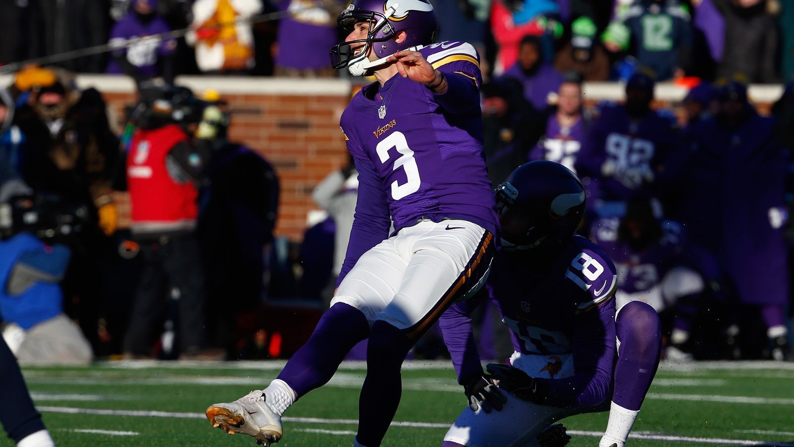 
                <strong>Season 2015: Blair Walsh (Minnesota Vikings)</strong><br>
                Blair Walsh vergab den Game-Winner aus 27 Yards im Spiel der Wild-Card-Round gegen die Seattle Seahawks beim Stand von 9:10. Vorher sorgte Walsh mit drei verwandelten Field Goals im Alleingang für alle Punkte der Vikings. Im entscheidenden Moment sollten ihm jedoch die Nerven versagen. Dem Holder war dabei zumindest eine Mitschuld zu geben, allerdings segelte Walshs Versuch meilenweit links vorbei. 
              