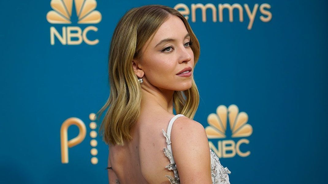 Ein glamouröser Look mit lockeren Wellen – Sydney Sweeney überraschte mit schwungvollen Glam Waves auf dem Roten Teppich der Emmy Awards.