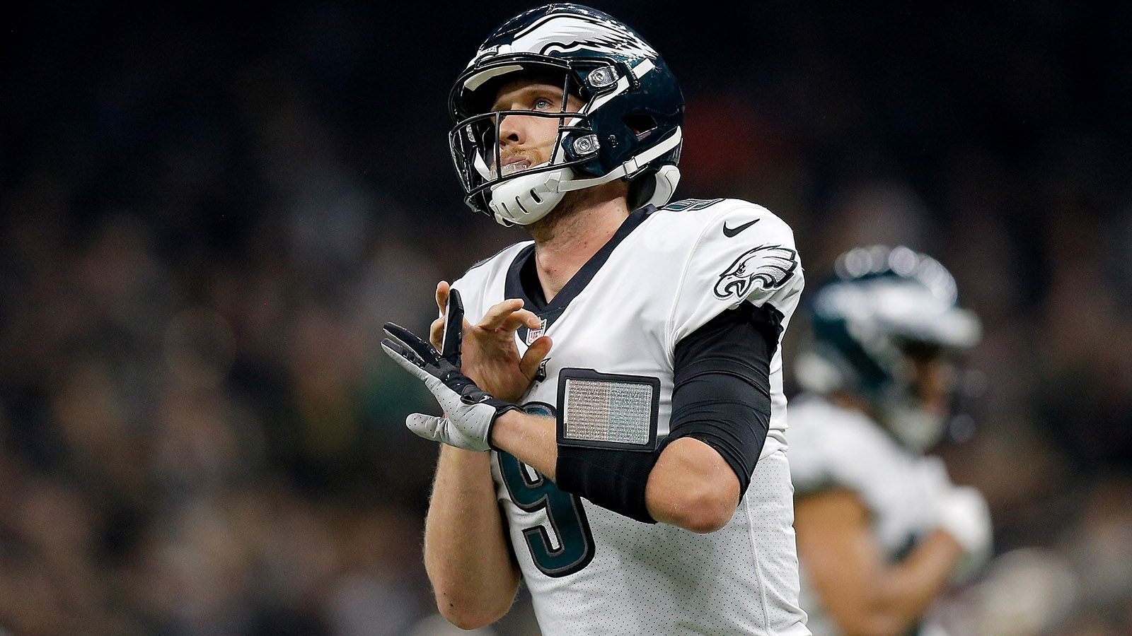 
                <strong>Nick Foles</strong><br>
                "Holy Foles" führte die Eagles nach der Rückenverletzung von Carson Wentz erneut in die Playoffs. Die Verantwortlichen in Philadelphia planen trotzdem nach wie vor mit Wentz als Starter. Da Foles' Vertrag ausläuft, könnte eine komplizierte Situation entstehen. Die Eagles haben die Möglichkeit, die Option auf ein weiteres Vertragsjahr für 20 Millionen US-Dollar zu ziehen - was sie mittlerweile auch gemacht haben. Foles lehnte dieses Angebot jedoch ab - und kaufte sich für zwei Millionen US-Dollar aus seinem Vertrag. Daraufhin könnten die "Birds" wiederum den Franchise Tag ziehen, um mit Foles anschließend per Trade immerhin noch Kasse zu machen. Demnach erhoffen sich die Verantwortlichen einen Drittrunden-Draft-Pick im Gegenzug. Als mögliche Interessenten am 30-Jährigen gelten die Miami Dolphins, die Denver Broncos und die Jacksonville Jaguars.
              