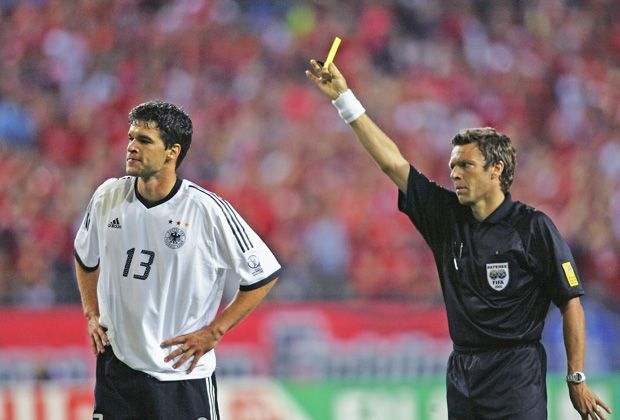 
                <strong>Damals fehlte uns Ballack</strong><br>
                Grund 3: Im Halbfinalspiel gegen den Gastgeber Südkorea erlöste uns Michael Ballack mit seinem Tor zum 1:0. Im Finale durfte er das Geschehen jedoch nur von der Tribüne aus mit ansehen. Eine ganz bittere Gelbsperre für den Leader.
              