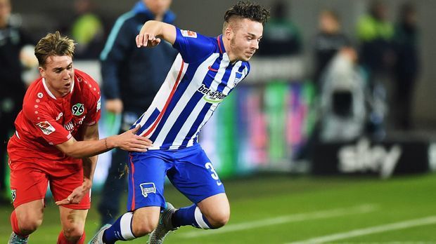 
                <strong>Yanni Regäsel (Hertha BSC)</strong><br>
                Yanni Regäsel (Hertha BSC): Relativ regelmäßig spielte zuletzt das Berliner Eigengewächs rechts in der Viererkette. Der 19-Jährige überzeugte dabei so sehr, dass der bisherige Rechtsverteidiger Mitchell Weiser nur noch rechts offensiv spielt.
              